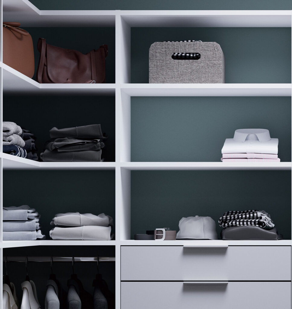 Reolsektion i walk-in closet